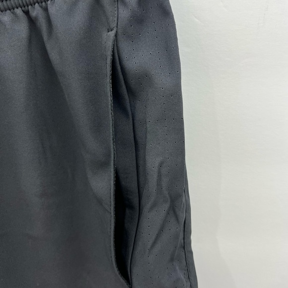 PERRY ELLIS BLACK, LARGE, WORKOUT SHORTS, 4 WAY STRETCH, MOISTURE WICKING - Picture 7 of 16